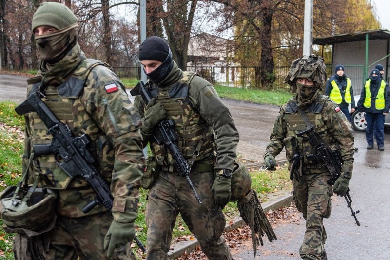 Около 4000 полски войници ще подкрепят пряко границата с Беларус Сн. ЕПА/БГНЕС