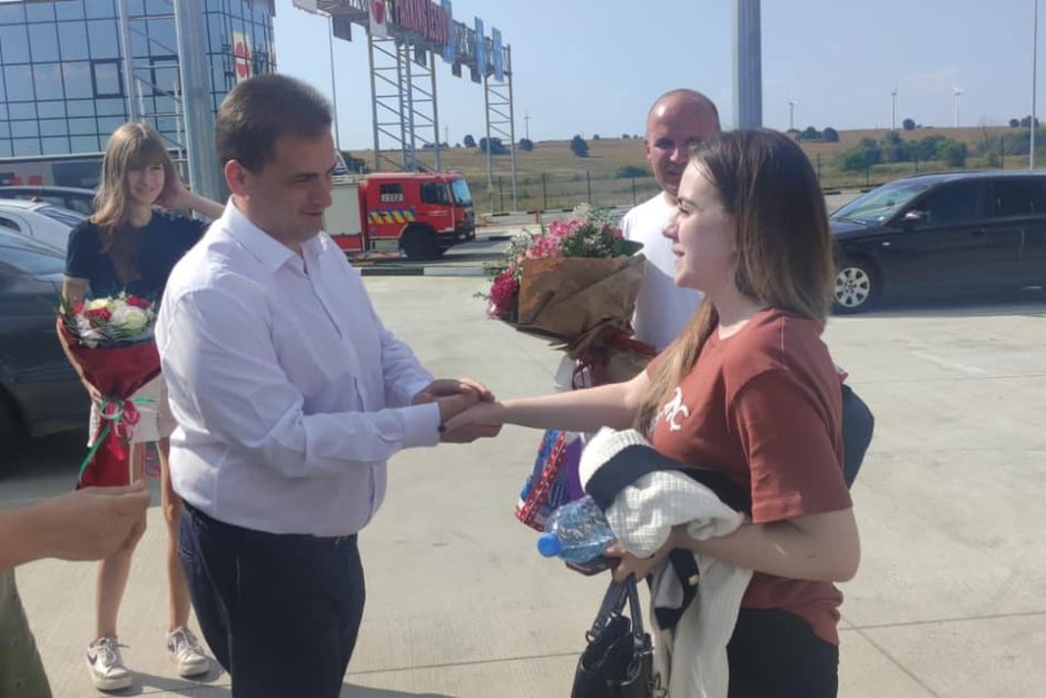 Нургюл Салимова се завърна в България. На границата беше посрещната от активисти на ДПС начело с президента на АЛДЕ Илхан Кючюк Сн. БГНЕС