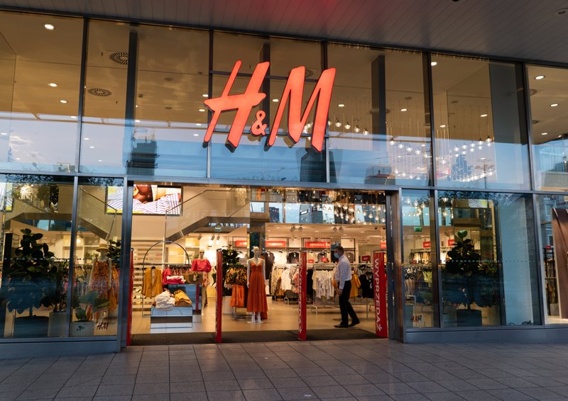 H&M планира да отвори отново през ноември повечето от магазините си в Украйна.