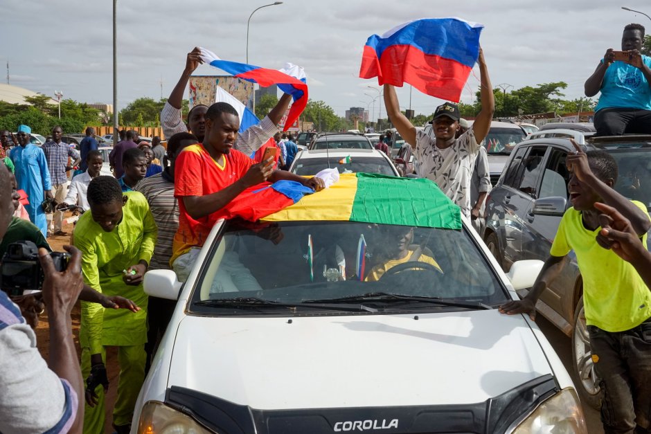 Привърженици на превратаджиите развяват знамената на Нигер и Русия по време на митинг в нигерийската столица Ниамей на 6 август 2023 г. Хиляди привърженици на хунтата се събраха да изразят подкрепата си за военния преврат преди крайния срок, даден от Икономическата общност на западноафриканските държави за възстановяване на демократично избрания президент Мохамед Базум. Снимка: ЕПА/БГНЕС