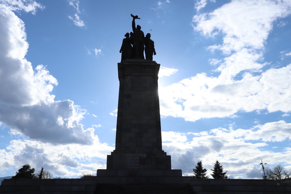 Процедурата по преместването на Паметника на съветската армия е в ход, но не се знае колко ще продължи. Сн. БГНЕС