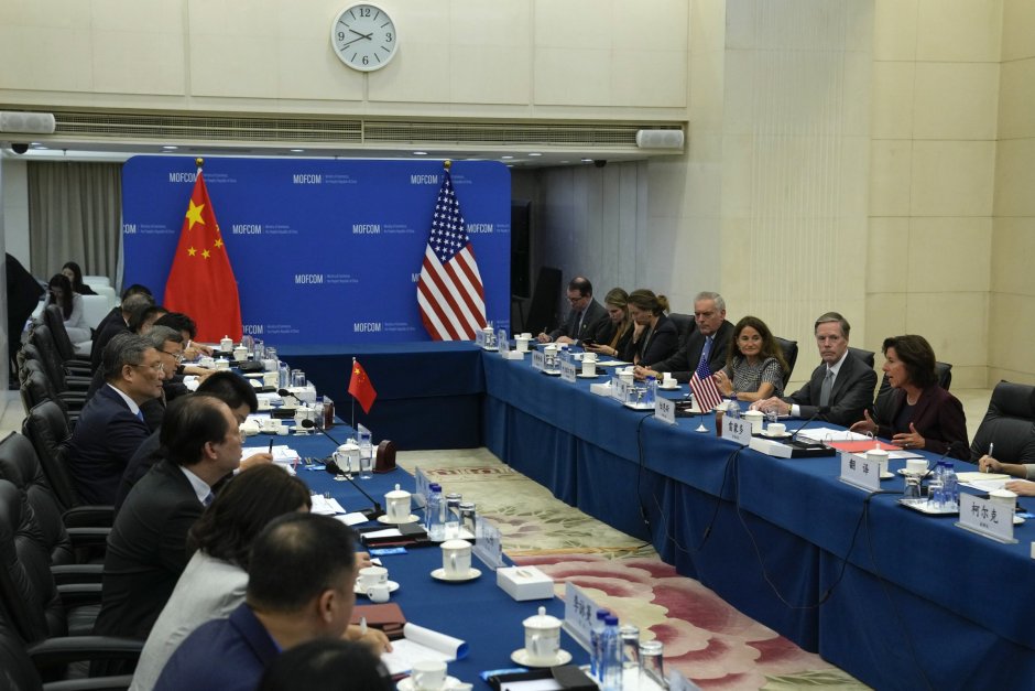 Министърът на търговията на САЩ Джина Раймондо (първата вдясно) по време на разговорите си в Пекин, Сн. ЕПА/БГНЕС