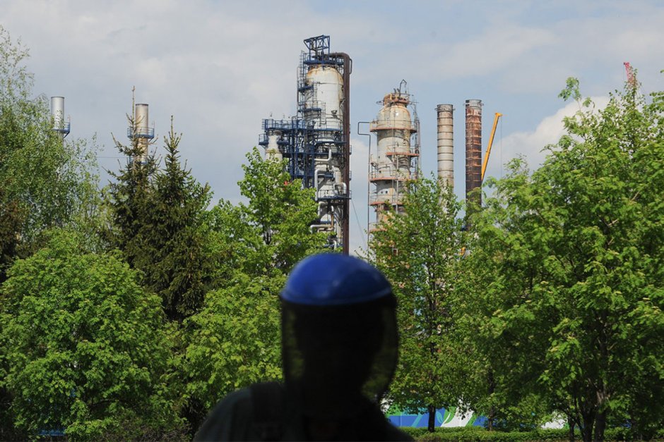 Украйна може би готви атака срещу най-голямата петролна рафинерия в Москва