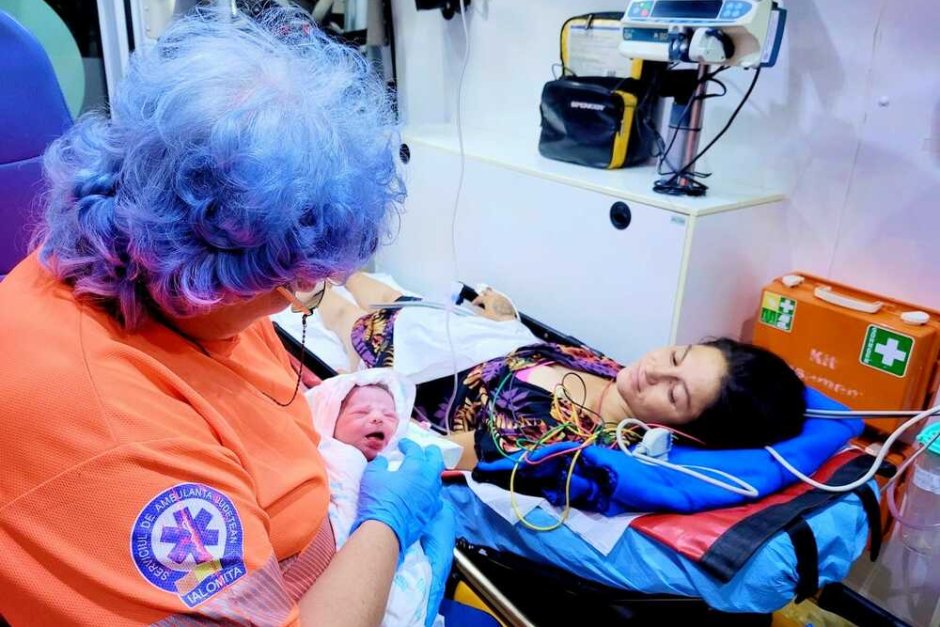 Спешни медици помагат на родилката Сн. Мариян Йордаке, Фейсбук