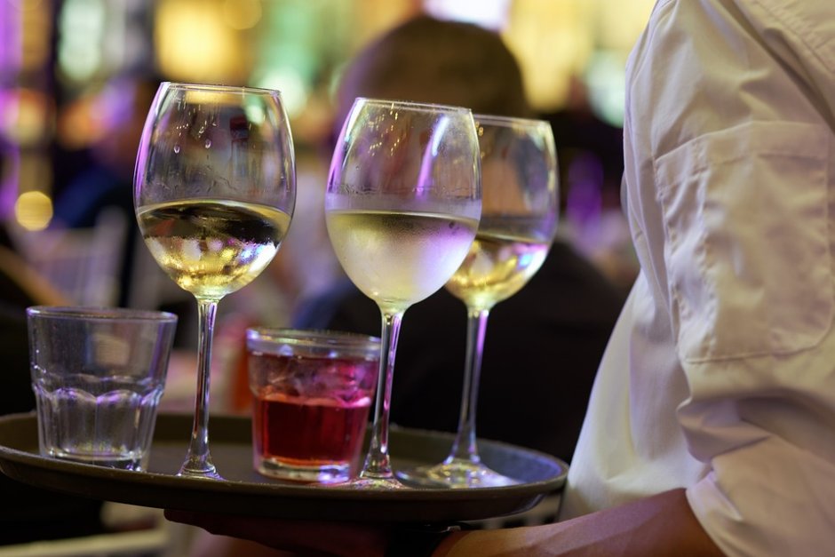 Хотели и ресторанти искат заплати в брой за чуждите работници