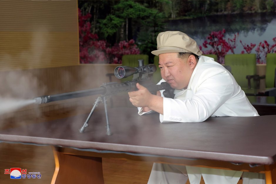 Ким Чен Ун изпробва оръжие по време на инспекция на фабрики за боеприпаси в Северна Корея в периода от 3 до 5 август 2023 г. Сн. КЦТА