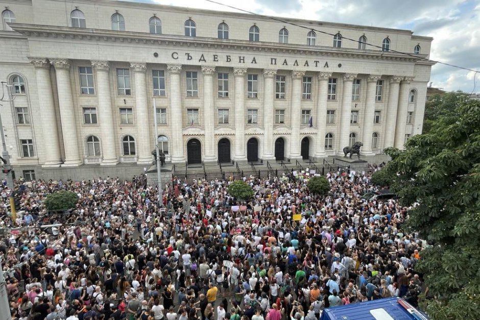 Хиляди се събраха на протест и пред Съдебната палата в столицата. Снимка: Mediapool