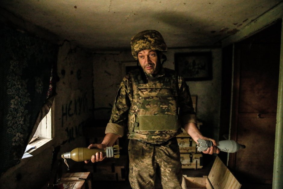 Украински войник държи минометни снаряди.Снимка ЕПА/БГНЕС
