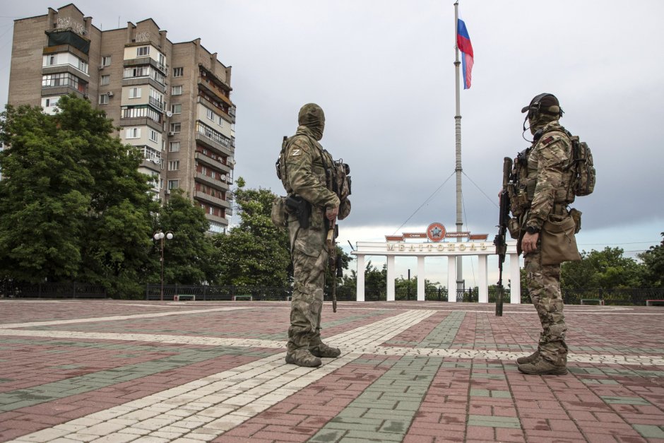 Руски войници патрулират край пилон с голямо руско знаме на централния площад в окупирания Мелитопол, Запорожка област, Украйна, юни 2023 г. ЕПА/БГНЕС