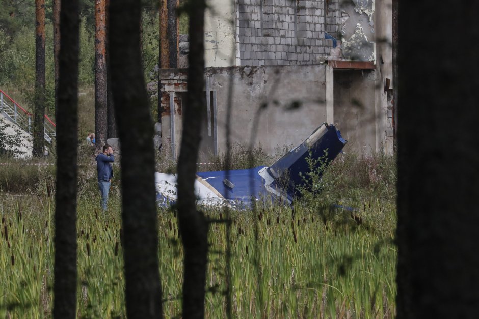 Останки от разбилия се самолет, в който е имало пътник на име Евгений Пригожин. ЕПА/БГНЕС