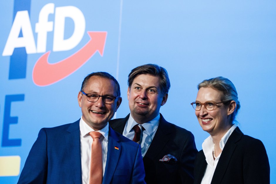 Лидерите на "Алтернатива за Германия" Тино Хрупала (ляво) и Алис Вайдел (дясно) по време на партийния конгрес в Магдебург, 28 юли 2023 г., Сн. ЕПА/БГНЕС