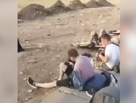 Цял ден под палещото слънце: Ранени руски войници са оставени да лежат на писта в Ростов