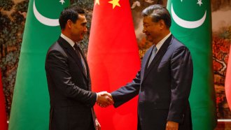 Китайският президент Си Цзинпин (вдясно) се ръкува с президента на Туркменистан Сердар Бердимухамедов (вляво) по време на церемония по подписване на договор в рамките на срещата на върха Китай-Централна Азия в Сиан, провинция Шанси, Китай, 18 май 2023 г. EPA/БГНЕС