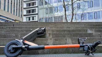Париж слага край на електрическите тротинетки под наем