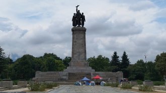 Защитници на Паметника на Съветската армия се втурнаха да го бранят