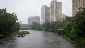 Наводненията в района на Пекин отнеха живота на най-малко 20 души