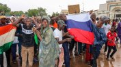 Хунтата в Нигер вее руски знамена и скандира "Путин" след преврата, възможна е военна намеса