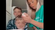 Родители разбиват яйца в главите на децата си в TikTok. Лекари и потребители се възмущават