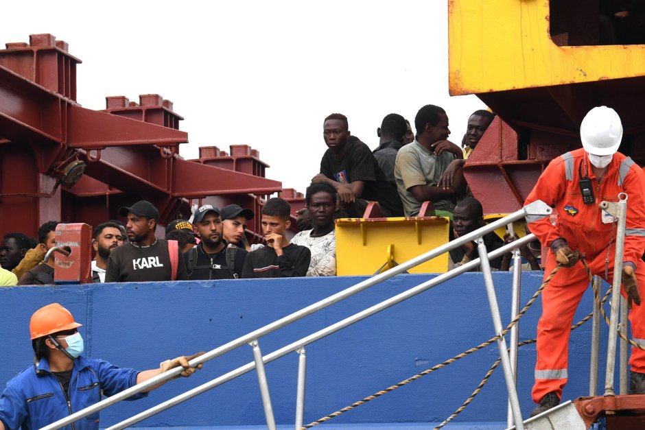 Стотици мигранти пристигат в Европа по море, идвайки от Тунис Сн.ЕПА/БГНЕС