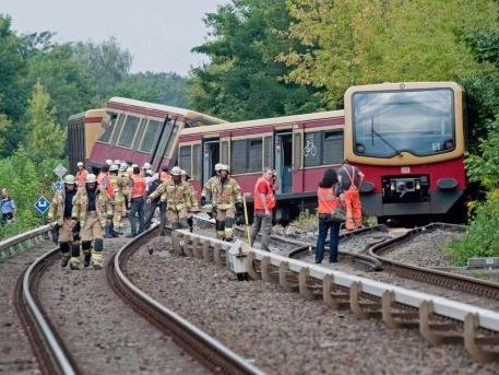 Петима души са пострадали при влакова катастрофа в Полша