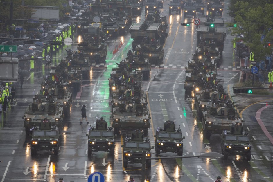Южнокорейски военни машини по време на парада в Сеул, сн. ЕПА/БГНЕС