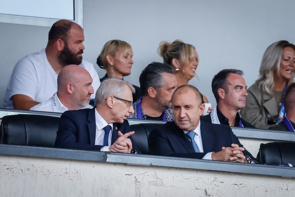 Премиер и президент бяха снимани как разговарят на мача на надеждата, организиран от футболиста Стилян Петрив