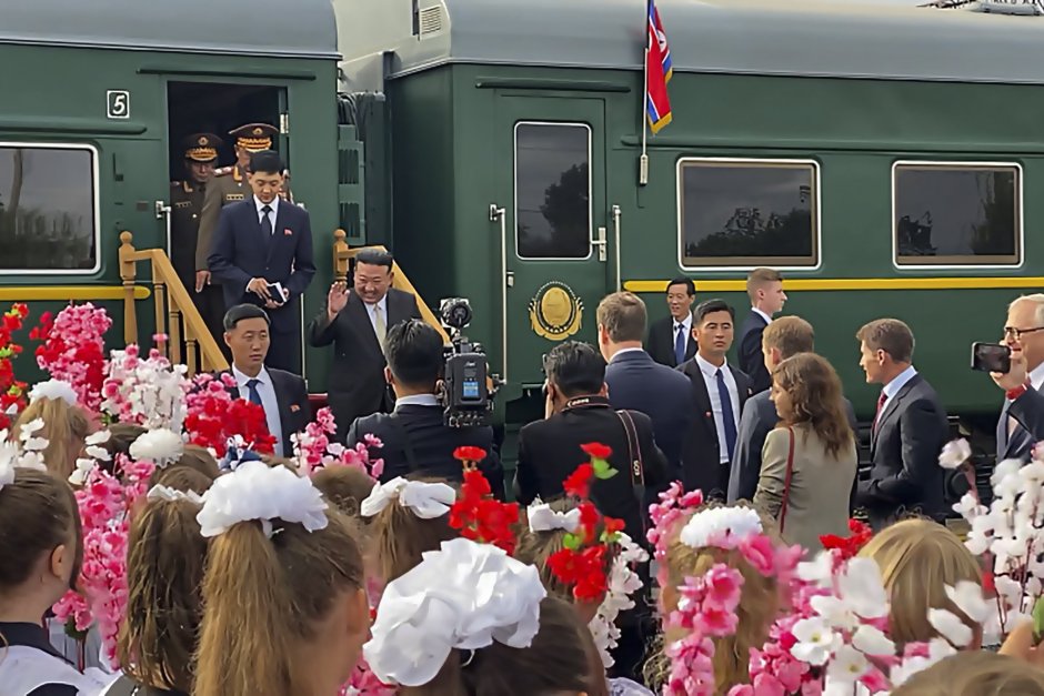 Ким Чен Ун пристигна в Приморие с брониран влак и на гара Артем. ЕПА/БГНЕС