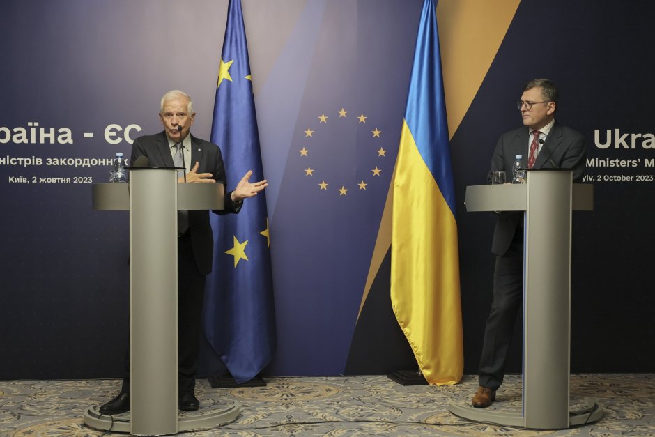 Министърът на външните работи на Украйна Дмитрий Кулеба (вдясно) и върховният представител на ЕС по въпросите на външните работи и политиката на сигурност Жозеп Борел (вляво) на съвместна пресконференция след срещата на министрите на външните работи на ЕС и Украйна в Киев, сн. ЕПА/БГНЕС