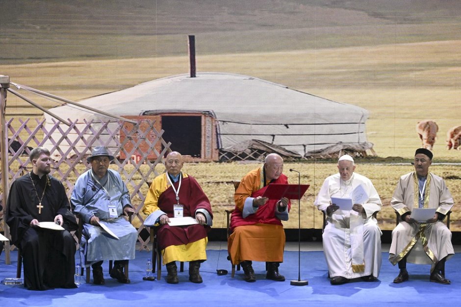 Папа Франциск по време на междурелигиозната среща в Монголия. Снимка: ЕПА/БГНЕС
