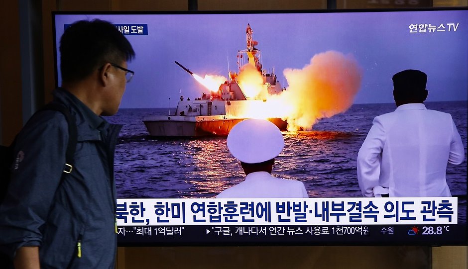 Южнокорейци наблюдават съобщенията на Северна Корея за изстреляни ракети при учение. Снимка: ЕПА/БГНЕС