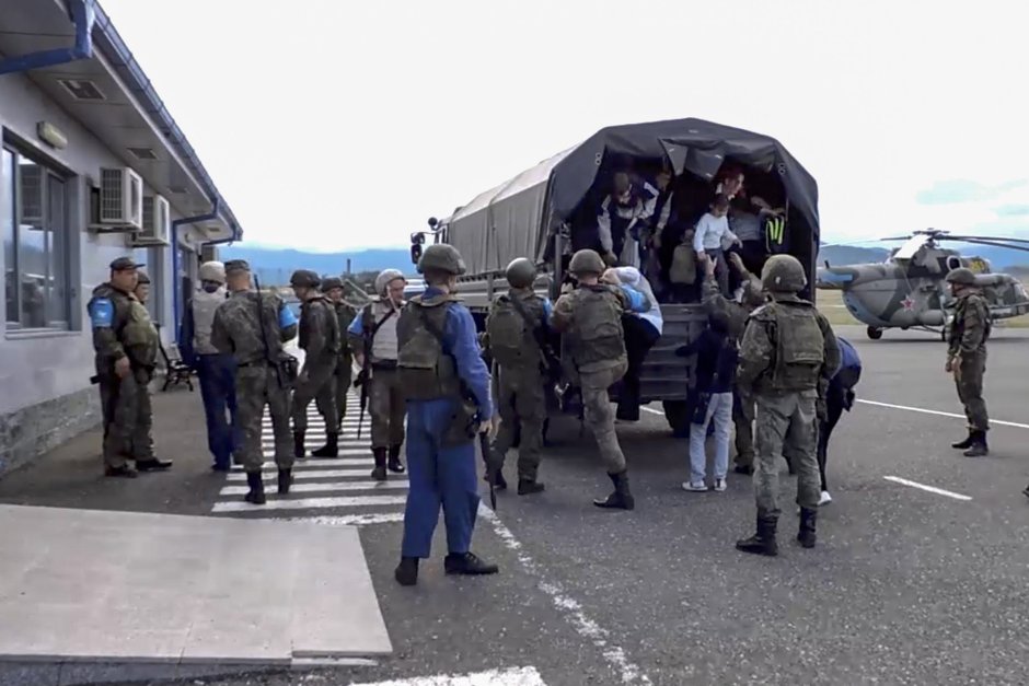 Руски военнослужещи евакуират цивилни граждани в Нагорни Карабах в сряда, сн. ЕПА/БГНЕС