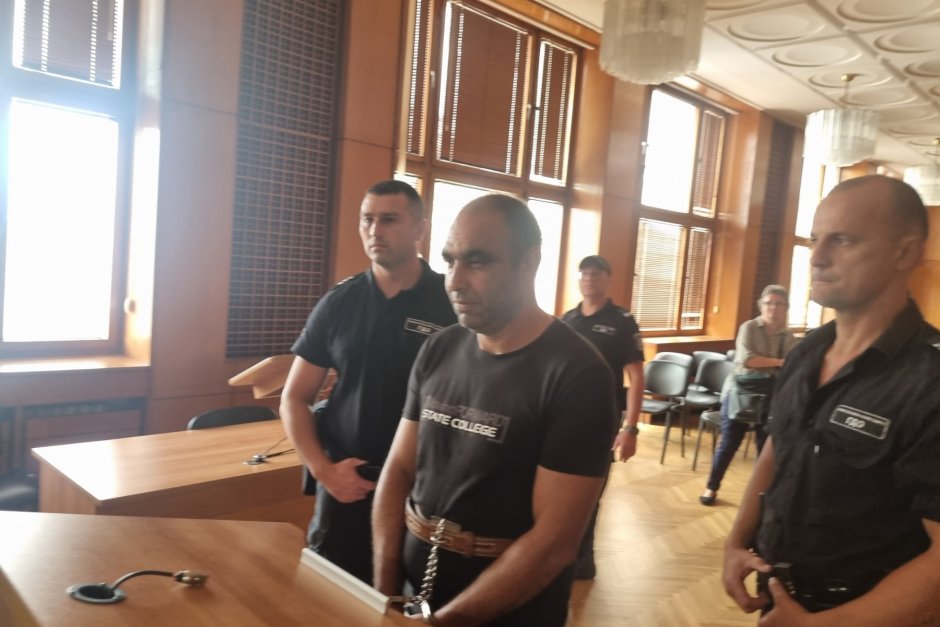 Обвиняемият Стефан Дехнев (в средата) пред Бургарския съд, сн. БГНЕС