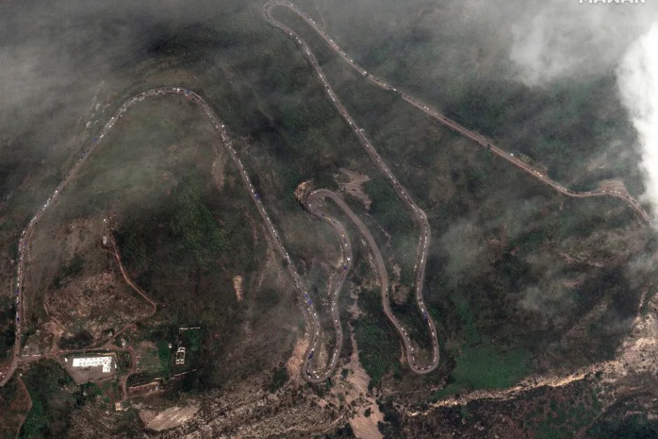 Сателитна снимка на MAXAR TECHNOLOGIES на бягащите от Нагорни Карабах арменци