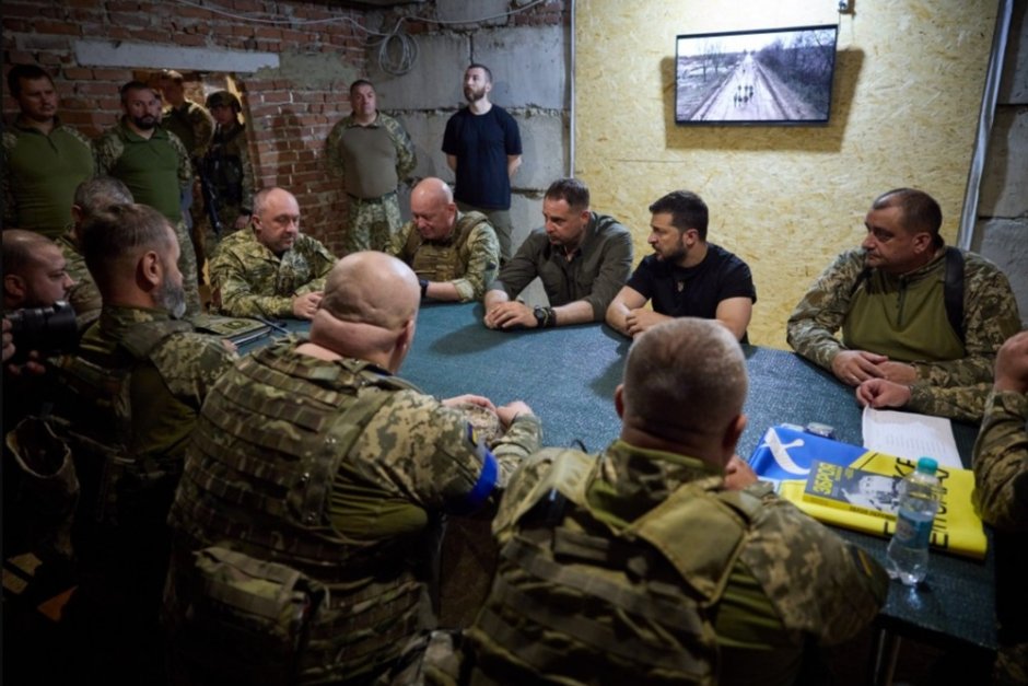 Володимир Зеленски разговаря с военни на фронта в Донецка област