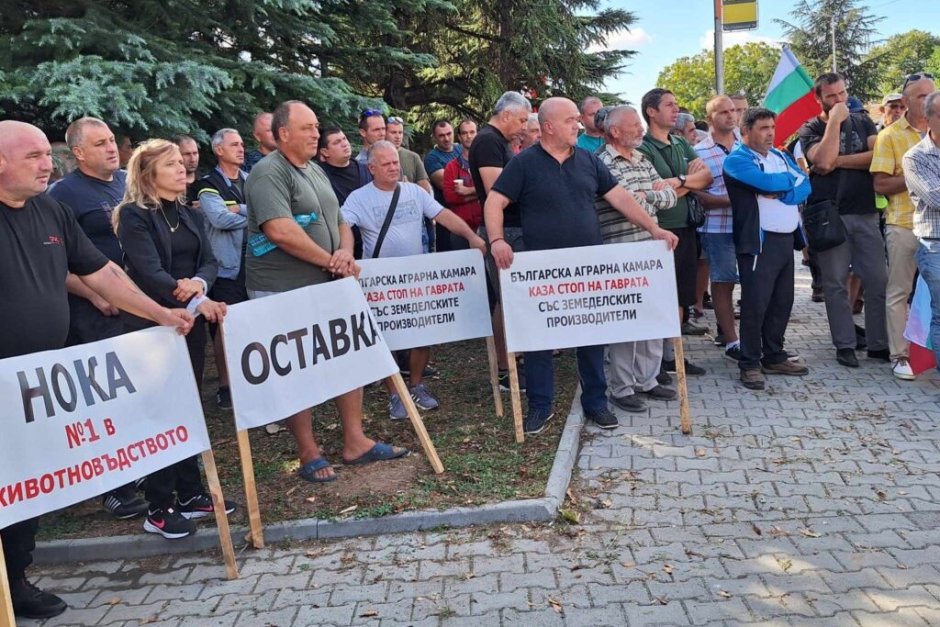 Зърнопроизводители от Стара Загора протестират, провокирани от отпадането на забраната за внос на украинско зърно. Сн. "За истината"