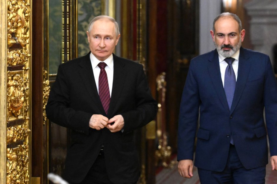 Арменският премиер Никол Пашинян (дясно) и Владимир Путин