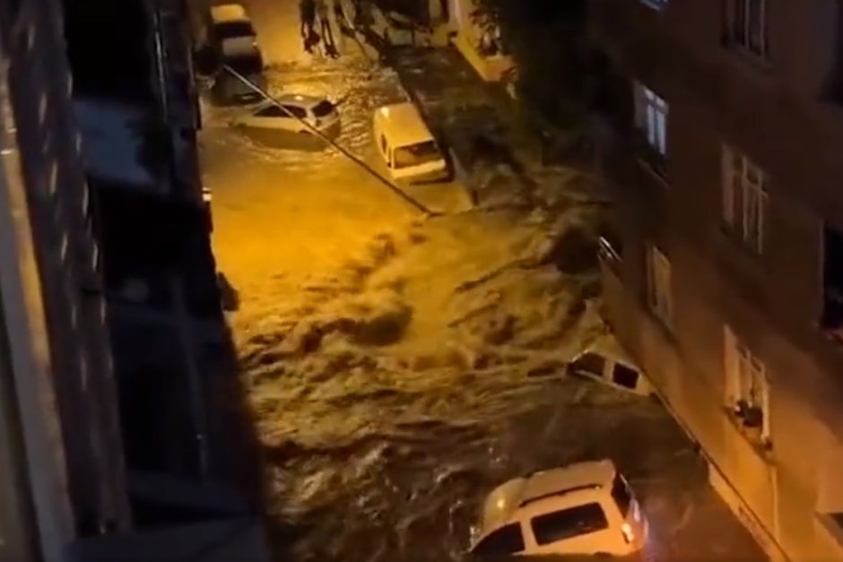 Двама души са загинали при наводнението в Истанбул