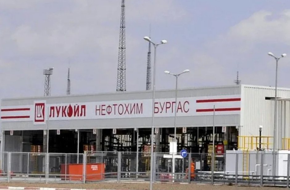 "Лукойл" предупреди, че заводът за горива в Бургас може да спре работа Сн. "Лукойл"