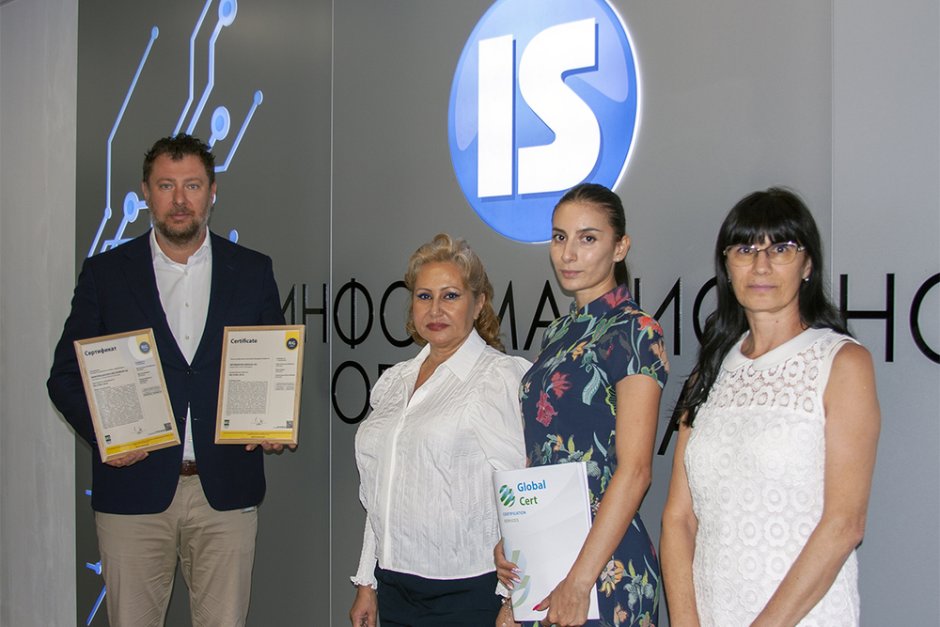 Изпълнителният директор на "Информационно обслужване" Ивайло Филипов получи сертификата от управителя на "Глобъл Серт" Нели Минчева Сн. "Информацонно обслужване"