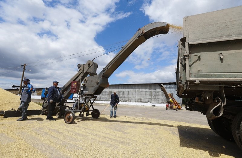 Украйна ще отговори "цивилизовано" на забраните за внос на зърно
