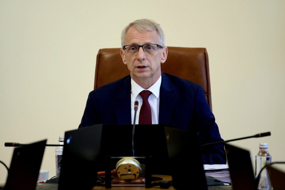 Николай Денков ще отговаря на въпроси по повод третия месец от управлението на страната Сн. МС