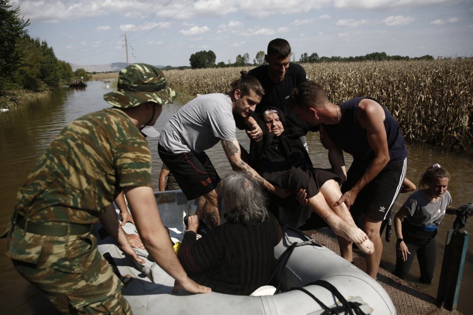 Множество граждани бяха евакуирани от зоните с прелели реки, сн. ЕПА/БГНЕС