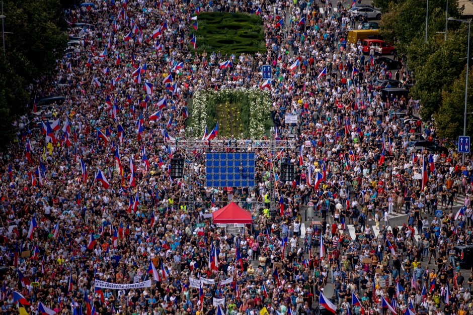 Антиправителствена демонстрация "Чешка република срещу бедността" на Вацлавския площад в Прага, Чехия, 16 септември 2023 г. ЕПА/БГНЕС