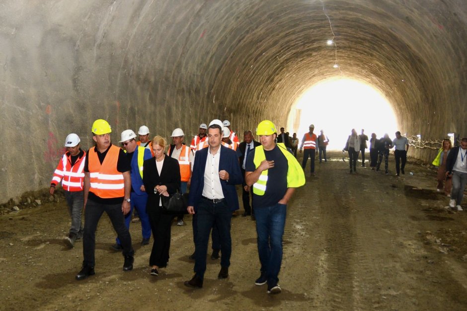Министърът на транспорта Георги Гвоздейков провери строителството на тенули по жп линията Елин Пелин - Костенец Сн. МТС