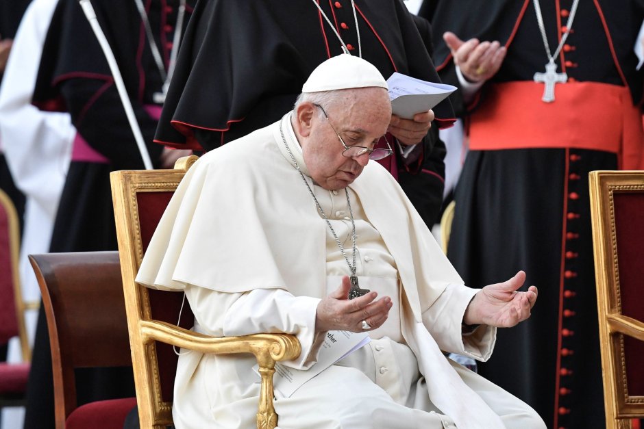 Папата смята, че всяка молба за благословия трябва да се третира с "пасторско милосърдие", сн. ЕПА/БГНЕС