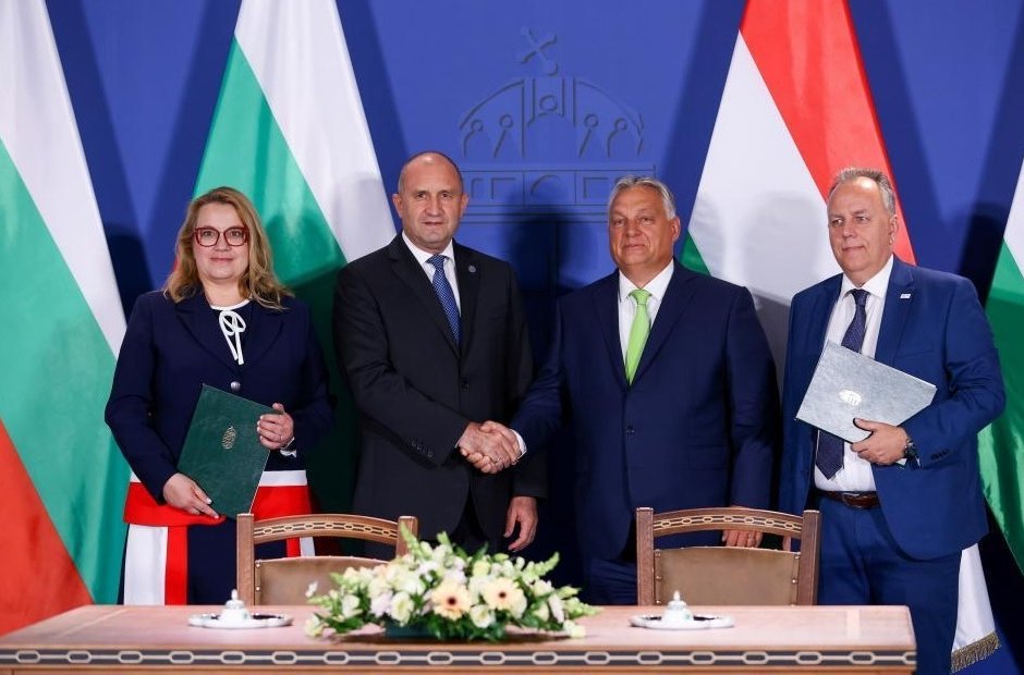 Мемораднумът бе подписан в присъствието на Румен Радев и Виктор Орбан, сн. Президентство