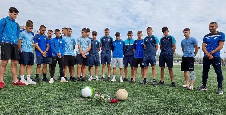 Деца отдадоха почит на починалото от мълния на стадиона момче 