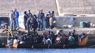 Нова лодка с мигранти пристига на остров Лампедуза, 16 септември 2023 г. Снимка: ЕПА/БГНЕС