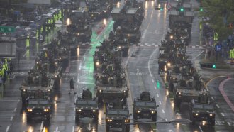 Южна Корея проведе голям военен парад за първи път от десетилетие