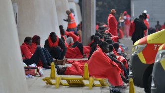 Повече от 500 мигранти пристигнаха на испанските Канарски острови само за ден